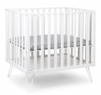 Childhome metalljalgadel  puidust võrevoodi Playpen 98 valge 75x95 cm